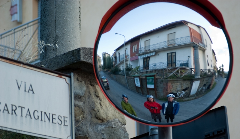 Via Cartaginese - more signs of Hannibal - A column dedicated to the battle at Lake Trasimene in the mirror